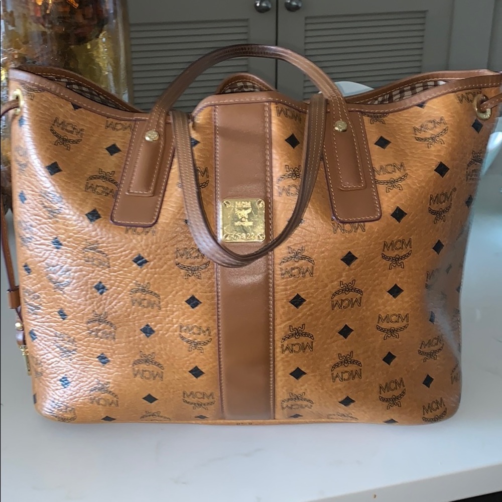 MCM Reversible Shopper-Duster Bag included